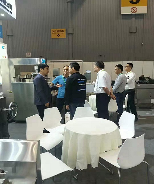 不朽情缘中厨职员向旅行职员解说产品