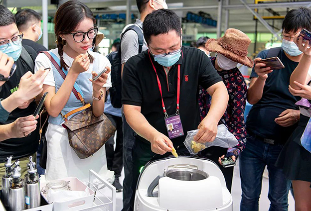 自动炒菜机械人大秀厨艺